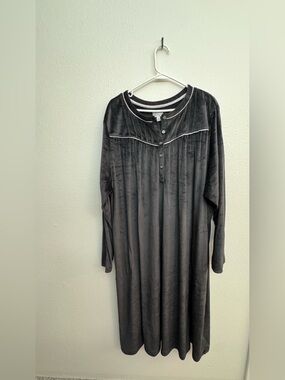 EUC Aria Collection Nightgown Long Sleeve Velour Black Pockets - Size 3X